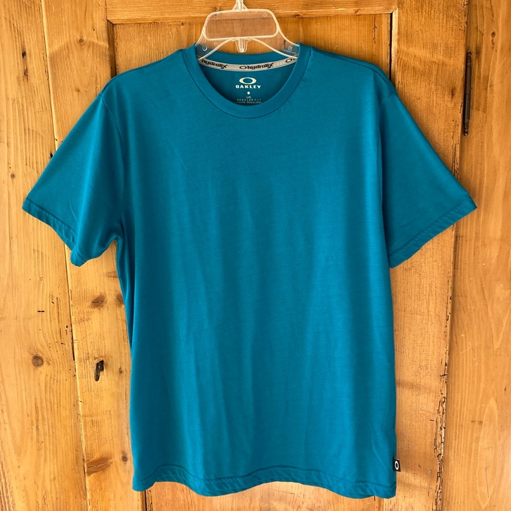 (L) Oakley Men’s T-shirt; no snags, pulls or stains; teal blue; good condition